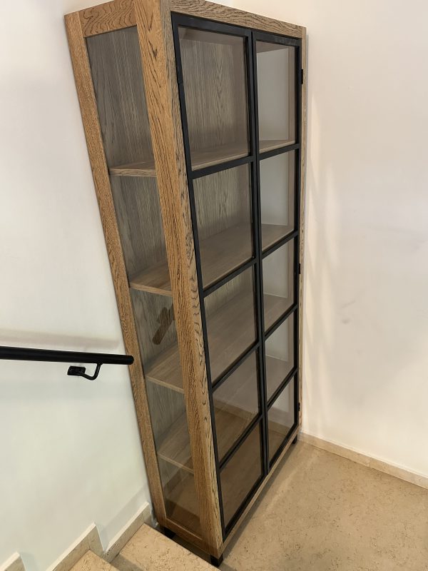 ⁦ויטרינה עץ מלא בשילוב זכוכית צדדית ופרונטלית. ניתן להזמין בכל מידה וסקיצה בהתאמה אישית.⁩ – תמונה ⁦2⁩