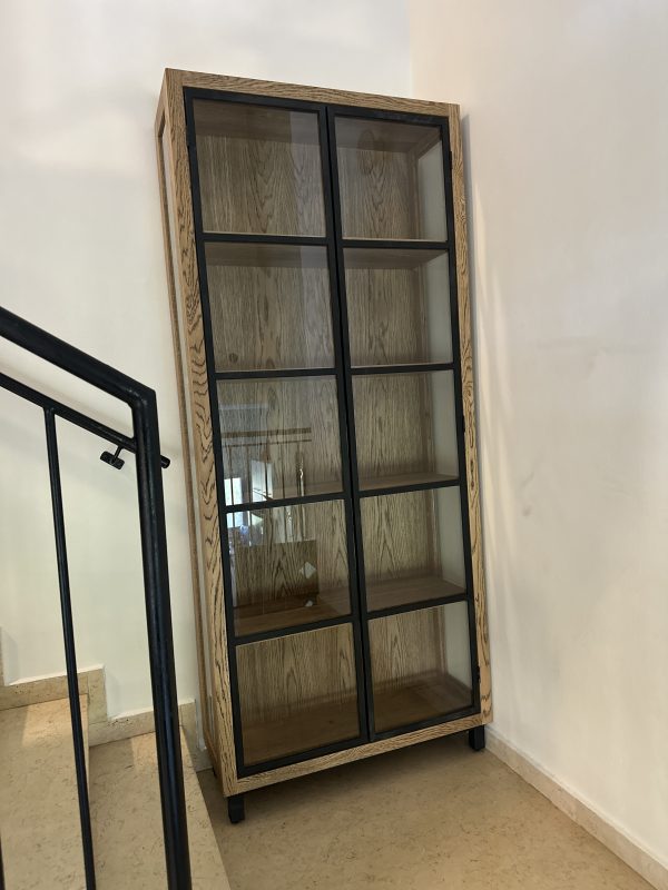 ⁦ויטרינה עץ מלא בשילוב זכוכית צדדית ופרונטלית. ניתן להזמין בכל מידה וסקיצה בהתאמה אישית.⁩ – תמונה ⁦3⁩